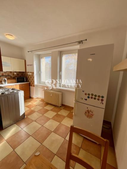 2-izb.byt, centrum mesta, 55m2, čiastočne zariadený, pivnica