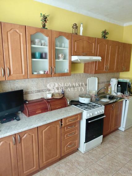 Golianovo, 3-izb.dom s podkrovým na veľkom pozemku