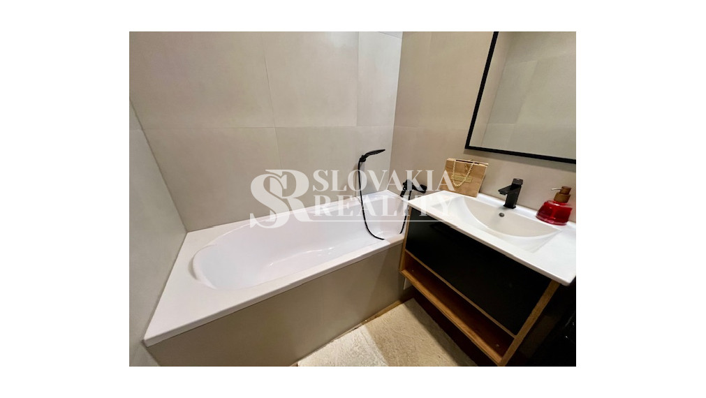 3-izb.zrekonštruovaný, zariadený byt, Zvolenská ul., loggia