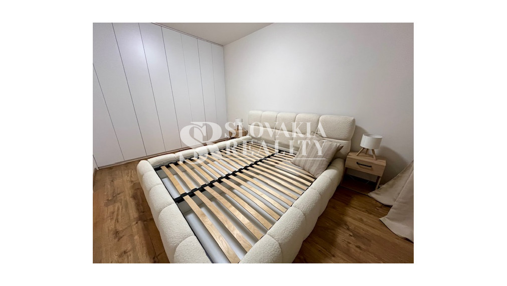 3-izb.zrekonštruovaný, zariadený byt, Zvolenská ul., loggia