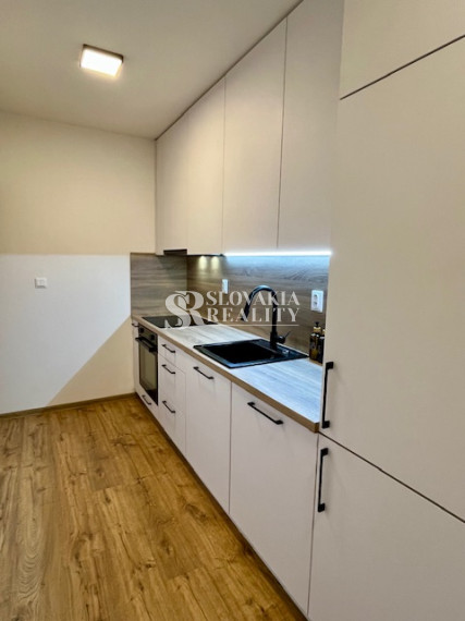 3-izb.zrekonštruovaný, zariadený byt, Zvolenská ul., loggia