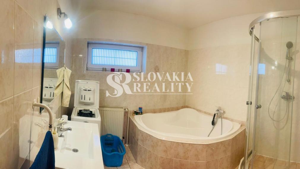 Veľmi príjemný, zariadený 3 izbový rodinný dom na Zobore