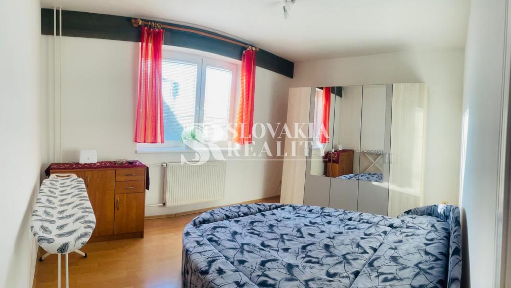 Veľmi príjemný, zariadený 3 izbový rodinný dom na Zobore