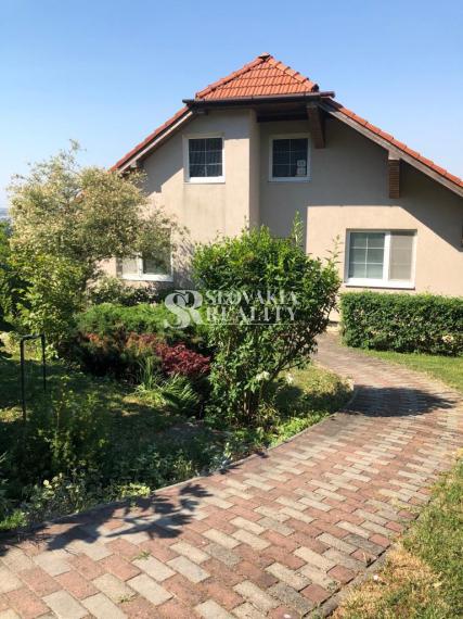 Veľmi príjemný, zariadený 3 izbový rodinný dom na Zobore