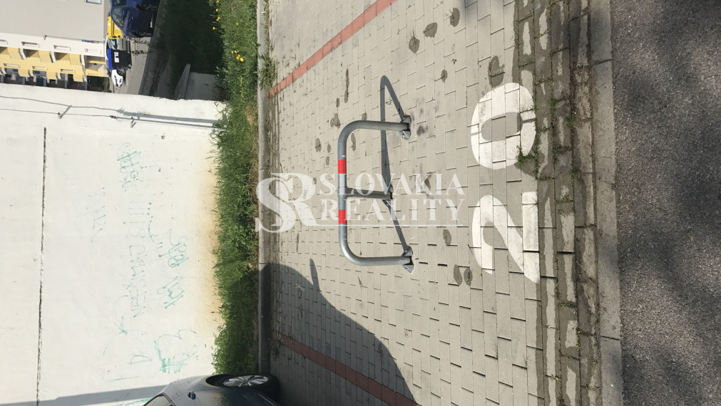 Vonkajšie parkovacie miesto, Čermáň, Dúhové bývanie