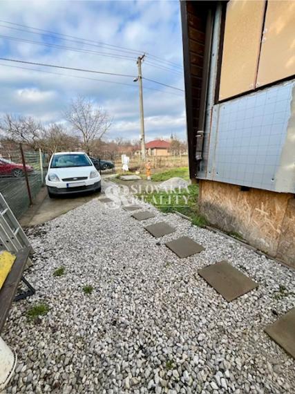 Stavebný pozemok s mobilným domom, 410 m2, Mojmírovce