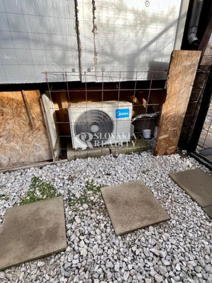 Stavebný pozemok s mobilným domom, 410 m2, Mojmírovce