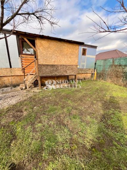 Stavebný pozemok s mobilným domom, 410 m2, Mojmírovce