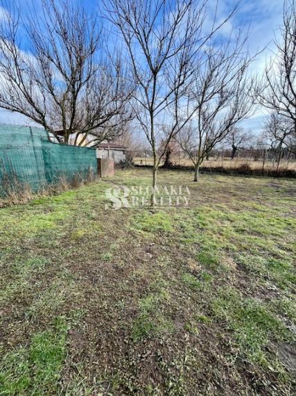 Stavebný pozemok s mobilným domom, 410 m2, Mojmírovce