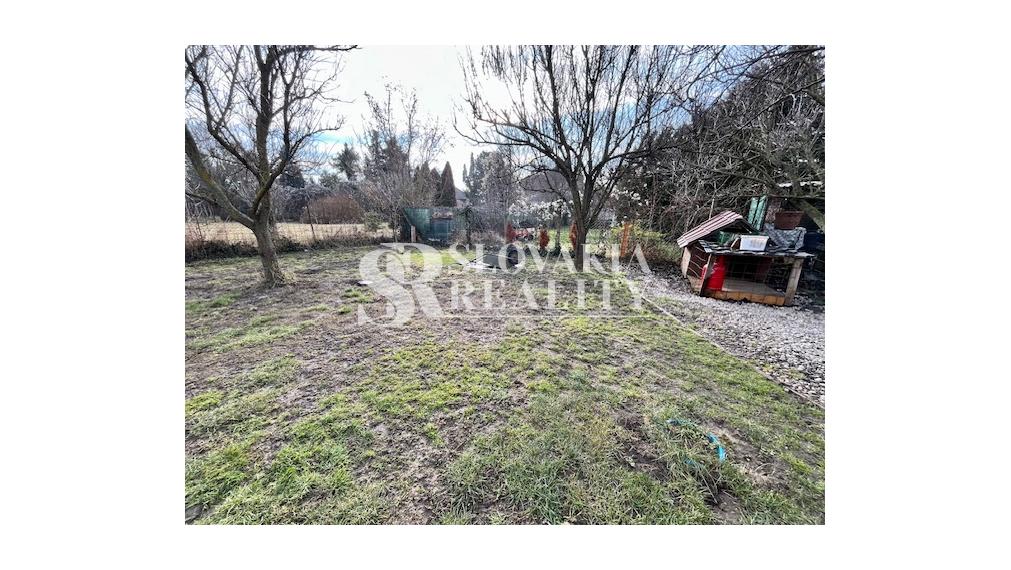 Stavebný pozemok s mobilným domom, 410 m2, Mojmírovce