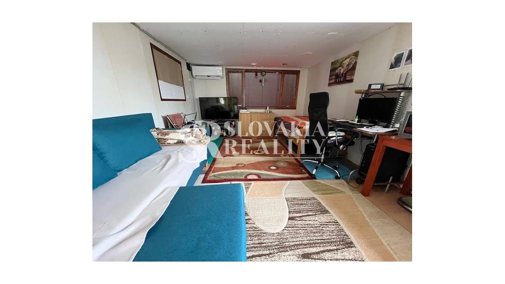 Stavebný pozemok s mobilným domom, 410 m2, Mojmírovce