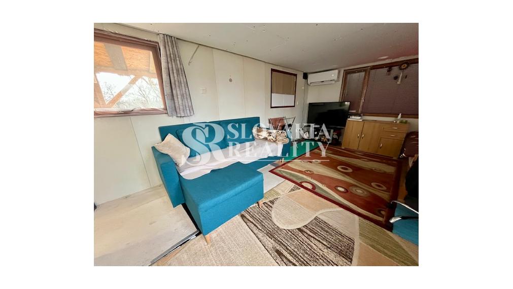 Stavebný pozemok s mobilným domom, 410 m2, Mojmírovce