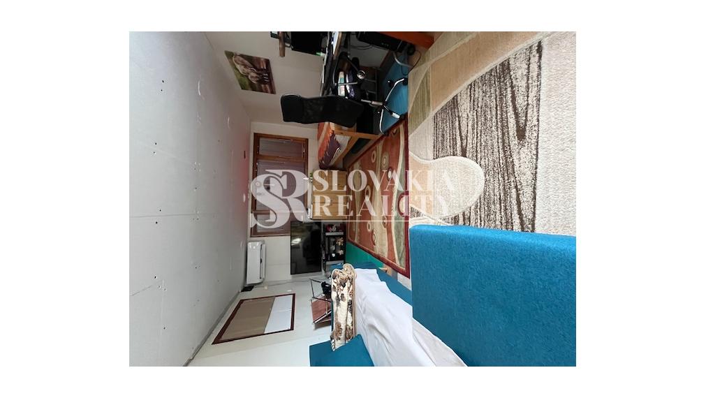 Stavebný pozemok s mobilným domom, 410 m2, Mojmírovce