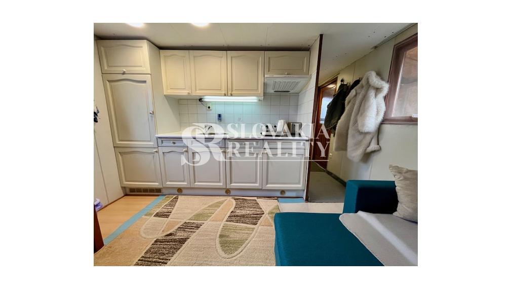 Stavebný pozemok s mobilným domom, 410 m2, Mojmírovce