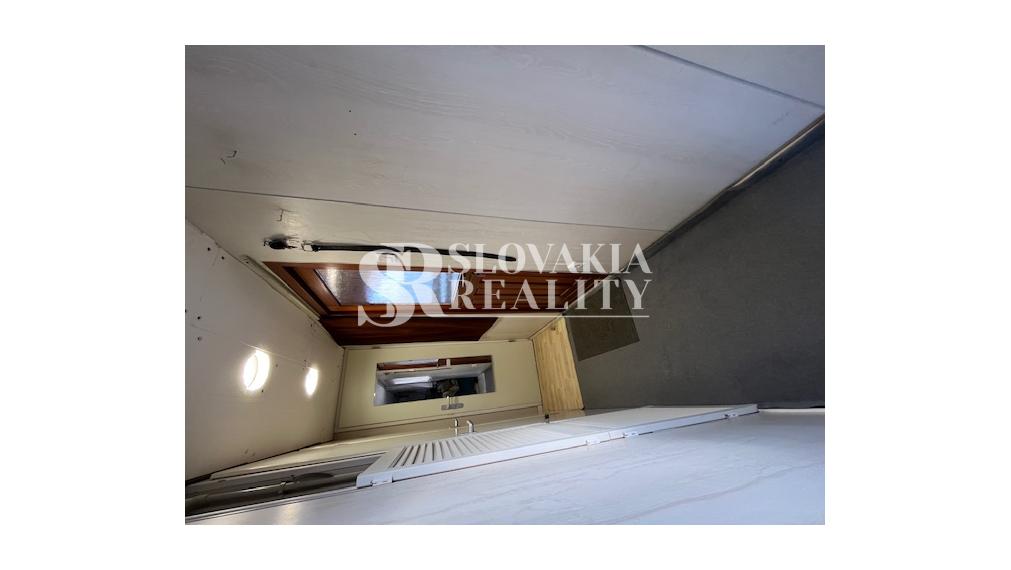 Stavebný pozemok s mobilným domom, 410 m2, Mojmírovce