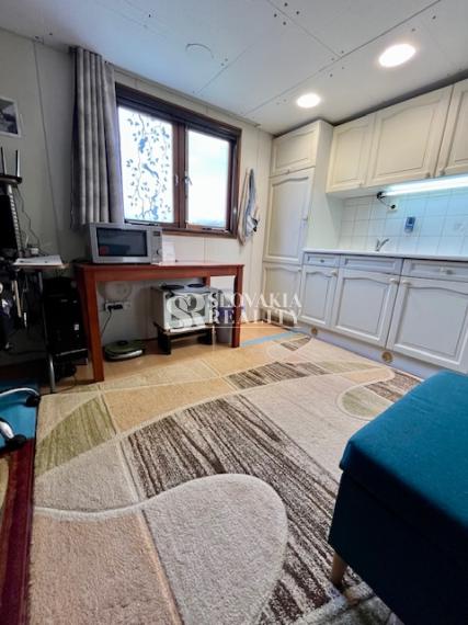 Stavebný pozemok s mobilným domom, 410 m2, Mojmírovce