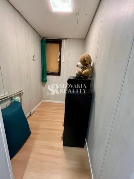 Stavebný pozemok s mobilným domom, 410 m2, Mojmírovce