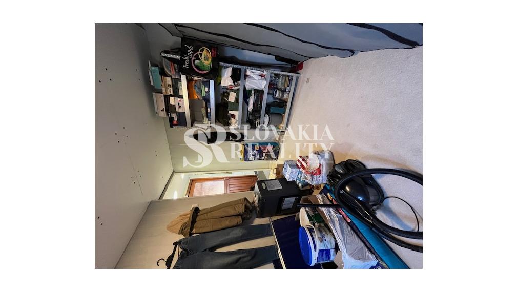 Stavebný pozemok s mobilným domom, 410 m2, Mojmírovce