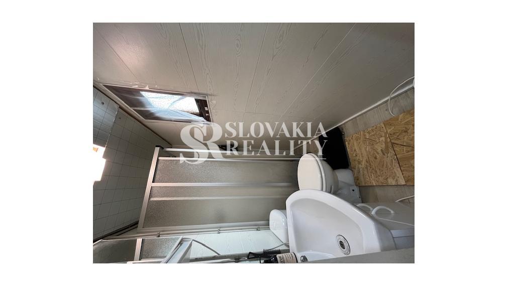 Stavebný pozemok s mobilným domom, 410 m2, Mojmírovce