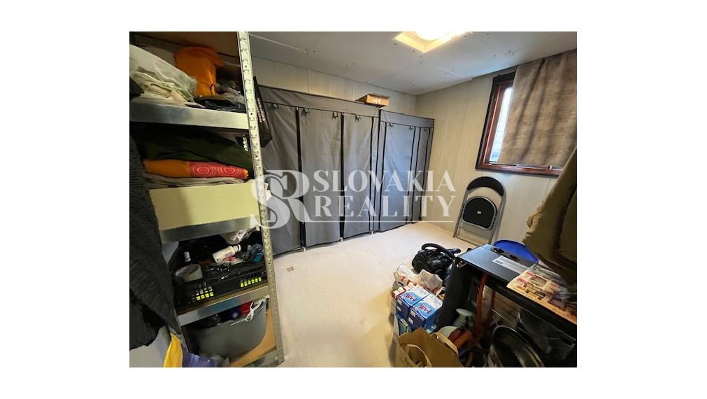 Stavebný pozemok s mobilným domom, 410 m2, Mojmírovce