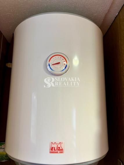 Stavebný pozemok s mobilným domom, 410 m2, Mojmírovce