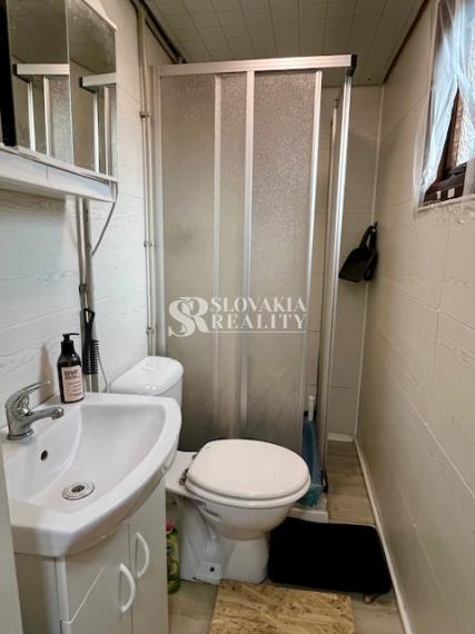 Stavebný pozemok s mobilným domom, 410 m2, Mojmírovce