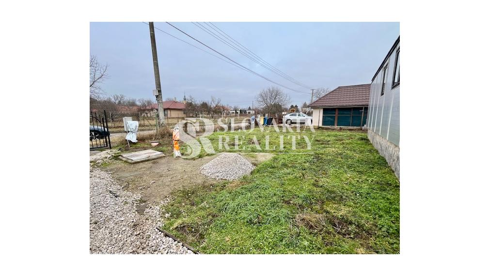 Stavebný pozemok s mobilným domom, 410 m2, Mojmírovce