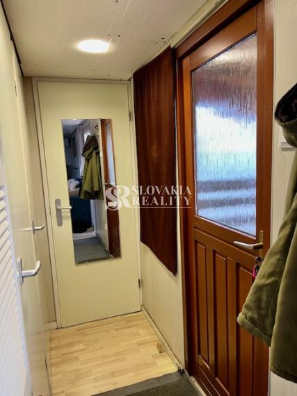 Stavebný pozemok s mobilným domom, 410 m2, Mojmírovce