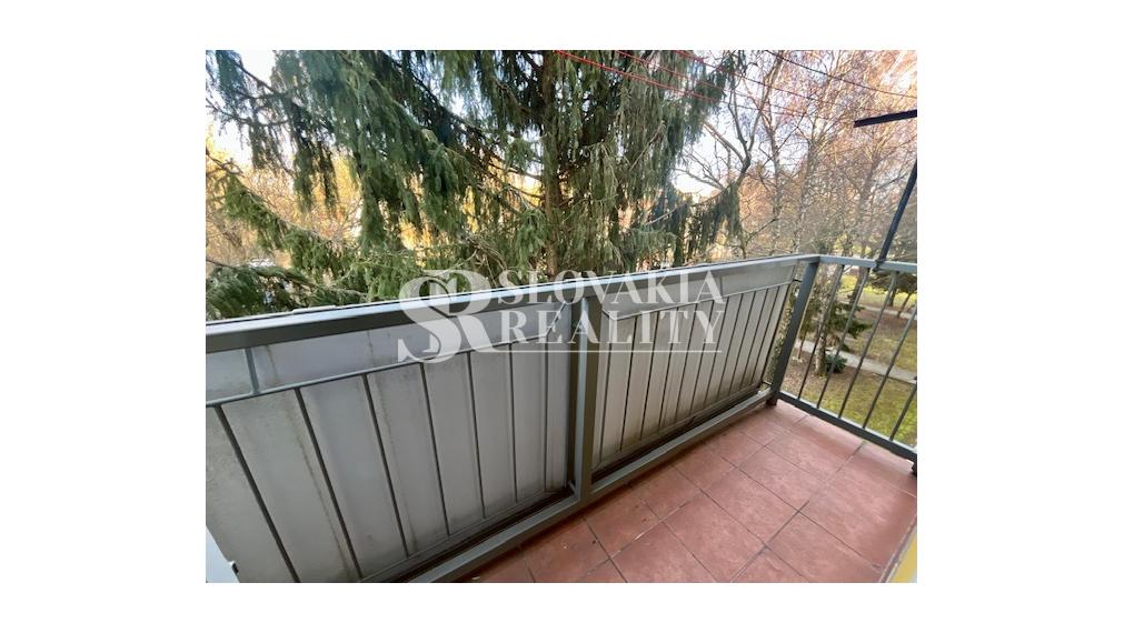 4-izbový byt s dvomi balkónmi v zeleni – Brezová, Chrenová