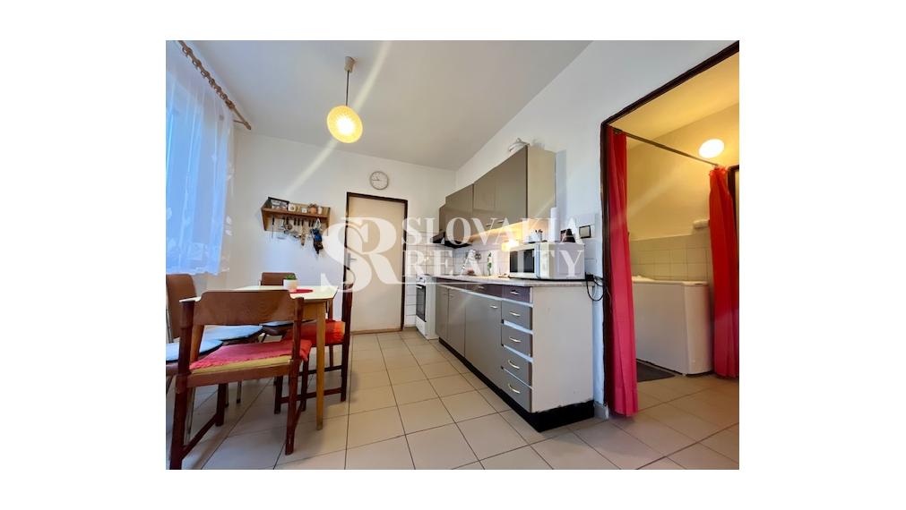 4-izbový byt s dvomi balkónmi v zeleni – Brezová, Chrenová