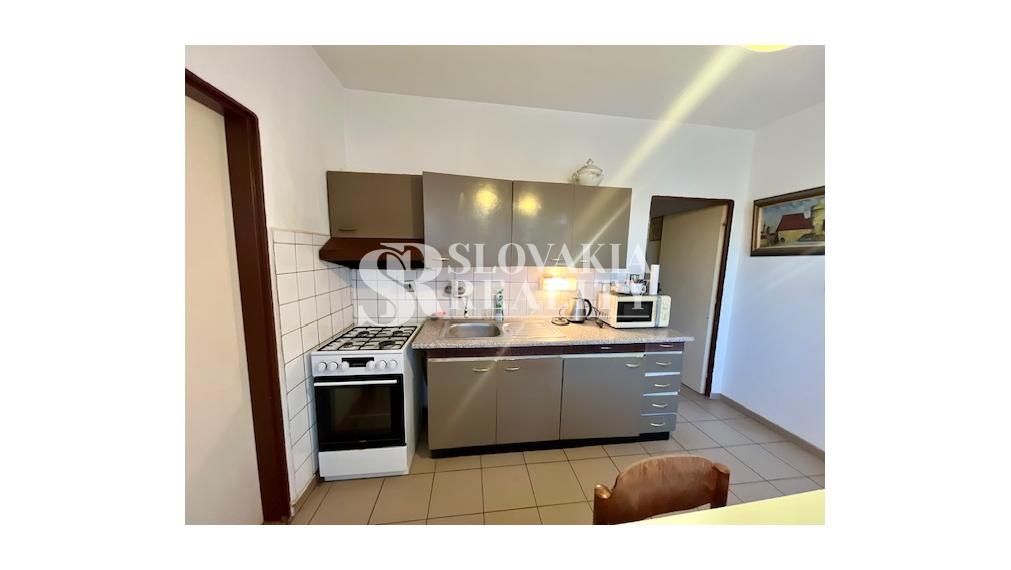 4-izbový byt s dvomi balkónmi v zeleni – Brezová, Chrenová