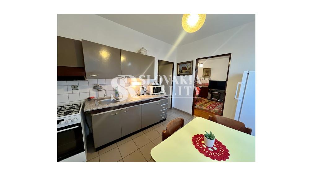 4-izbový byt s dvomi balkónmi v zeleni – Brezová, Chrenová