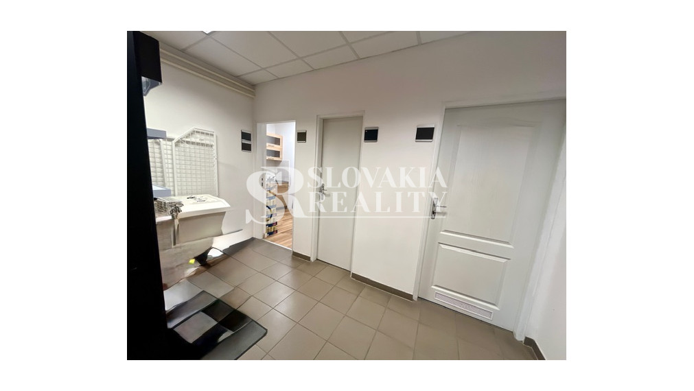 Obchodný priestor 249 m² s parkovaním – Cabajská, Nitra