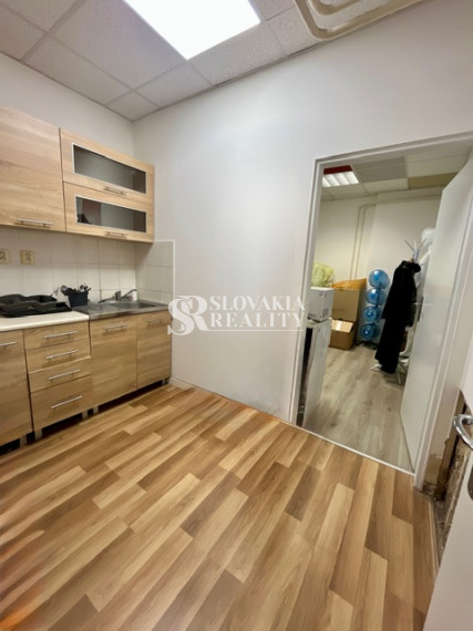 Obchodný priestor 249 m² s parkovaním – Cabajská, Nitra