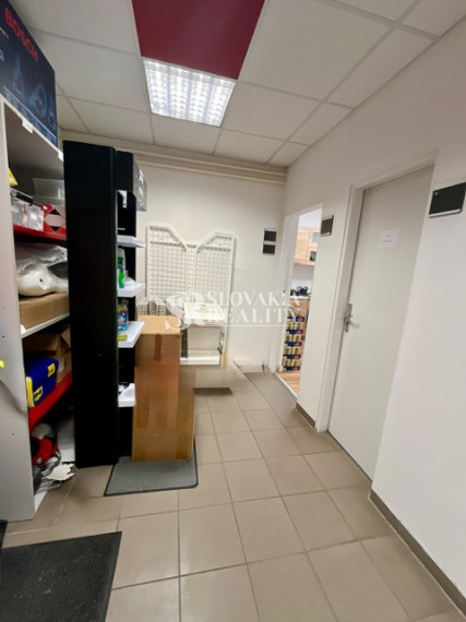 Obchodný priestor 249 m² s parkovaním – Cabajská, Nitra