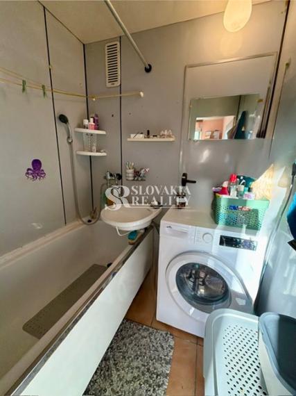 Svetlý 1-izbový byt s veľkým balkónom - Chrenová