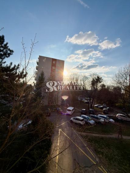 Svetlý 1-izbový byt s veľkým balkónom - Chrenová