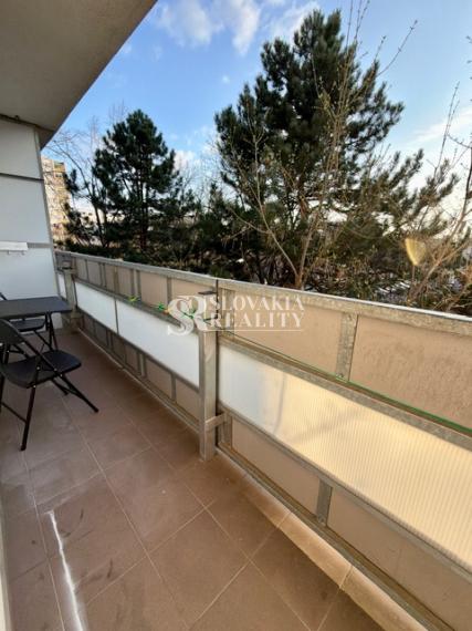 Svetlý 1-izbový byt s veľkým balkónom - Chrenová