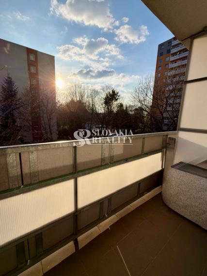 Svetlý 1-izbový byt s veľkým balkónom - Chrenová