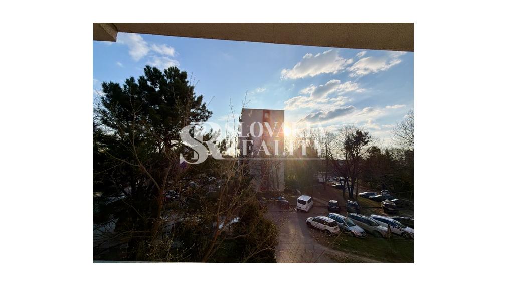 Svetlý 1-izbový byt s veľkým balkónom - Chrenová