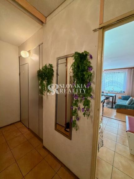 Svetlý 1-izbový byt s veľkým balkónom - Chrenová