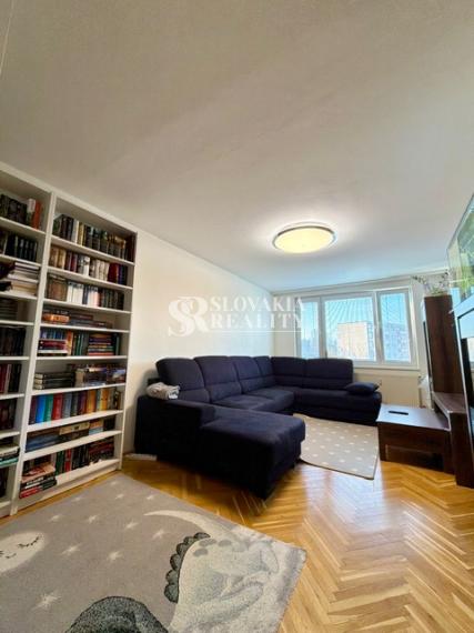 Priestranný 3-izbový byt so šatníkom a balkónom Chrenová