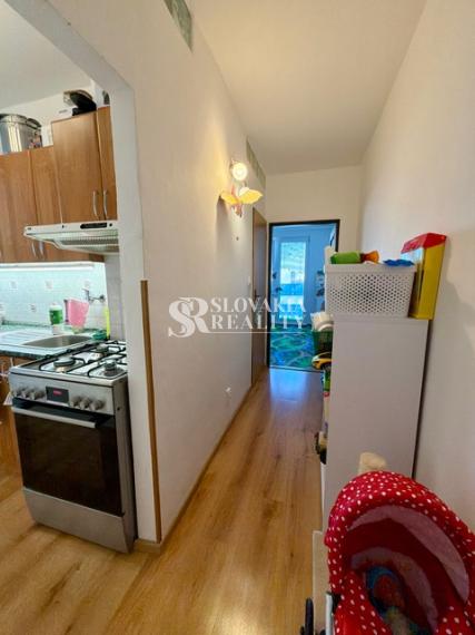 Priestranný 3-izbový byt so šatníkom a balkónom Chrenová