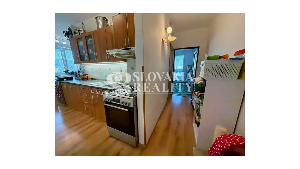 Priestranný 3-izbový byt so šatníkom a balkónom Chrenová