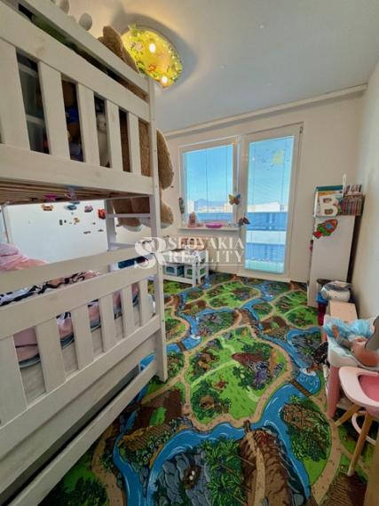 Priestranný 3-izbový byt so šatníkom a balkónom Chrenová