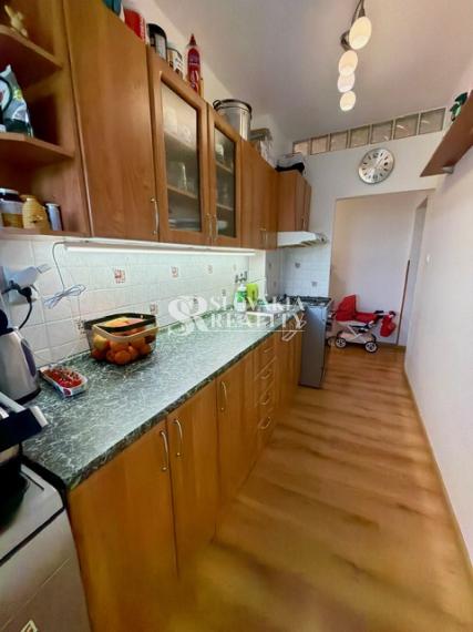 Priestranný 3-izbový byt so šatníkom a balkónom Chrenová