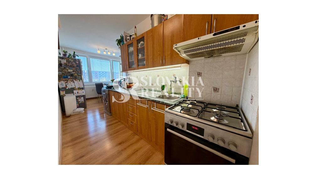 Priestranný 3-izbový byt so šatníkom a balkónom Chrenová