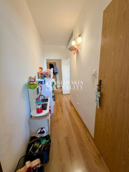 Priestranný 3-izbový byt so šatníkom a balkónom Chrenová