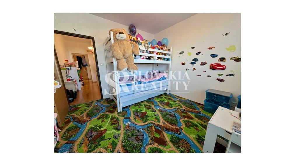 Priestranný 3-izbový byt so šatníkom a balkónom Chrenová