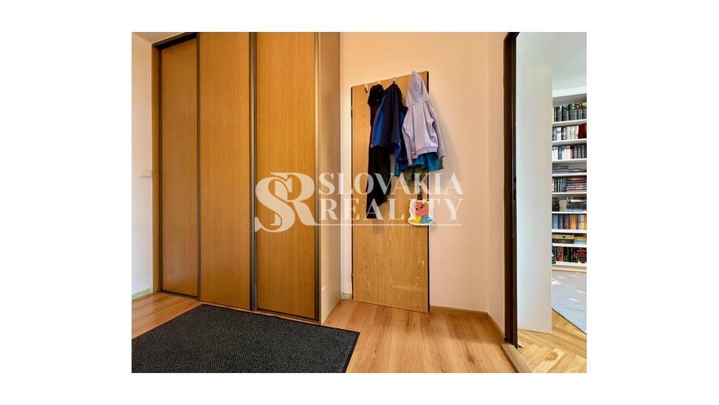 Priestranný 3-izbový byt so šatníkom a balkónom Chrenová